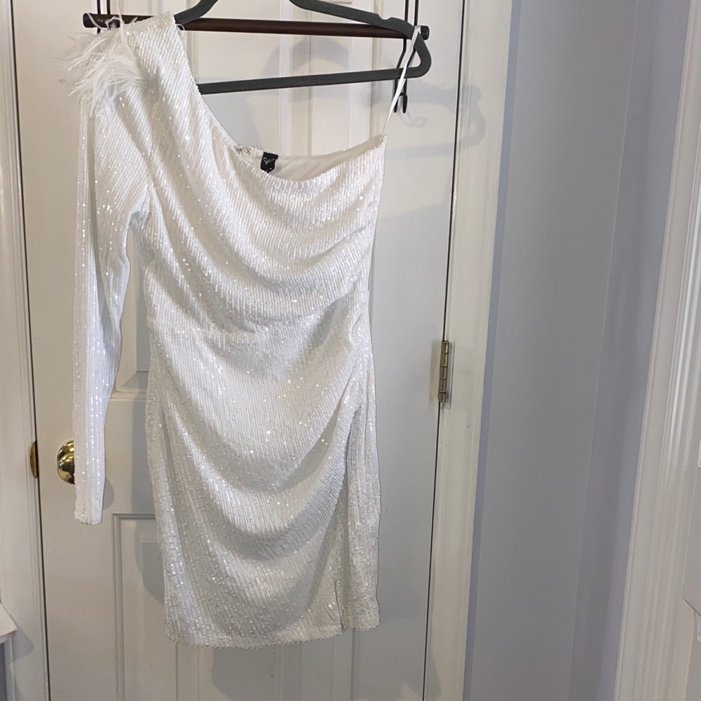 NWOT Windsor one sleeve white sequin dress with feather accent Large